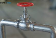 Ventil und Rohrkrümmer in einem Rohrleitungssystem